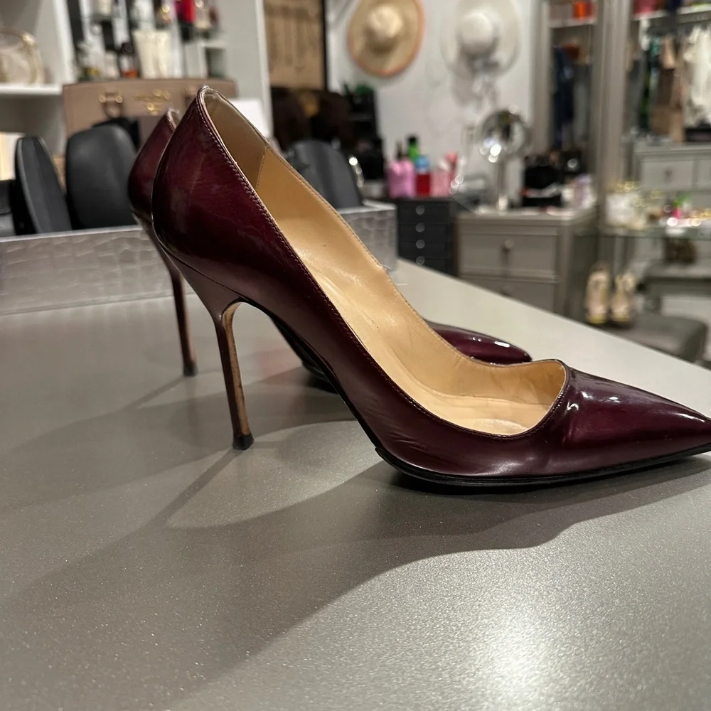 Manolo Blahnik burgundy pumps - Picture 3 of 7